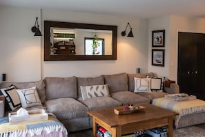 Smart TV, chimenea, libros y biblioteca musical 
