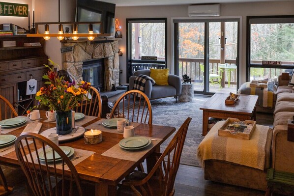 Smart TV, chimenea, libros y biblioteca musical