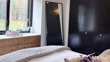 2 chambres, bureau, fer et planche Ă repasser, lit parapluie