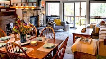 Téléviseur connecté, foyer, livres, sélection de musique