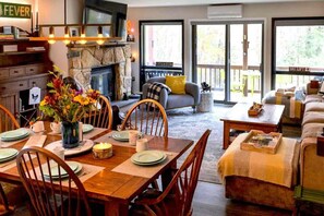 Smart TV, chimenea, libros y biblioteca musical 