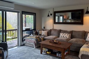 Smart TV, chimenea, libros y biblioteca musical
