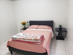 3 chambres, bureau, fer et planche à repasser, accès au Wi-Fi (inclus)