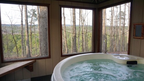 Couples Getaway Near Hot Springs-Jacuzzi and Hot Tub Overlooking Mountains!