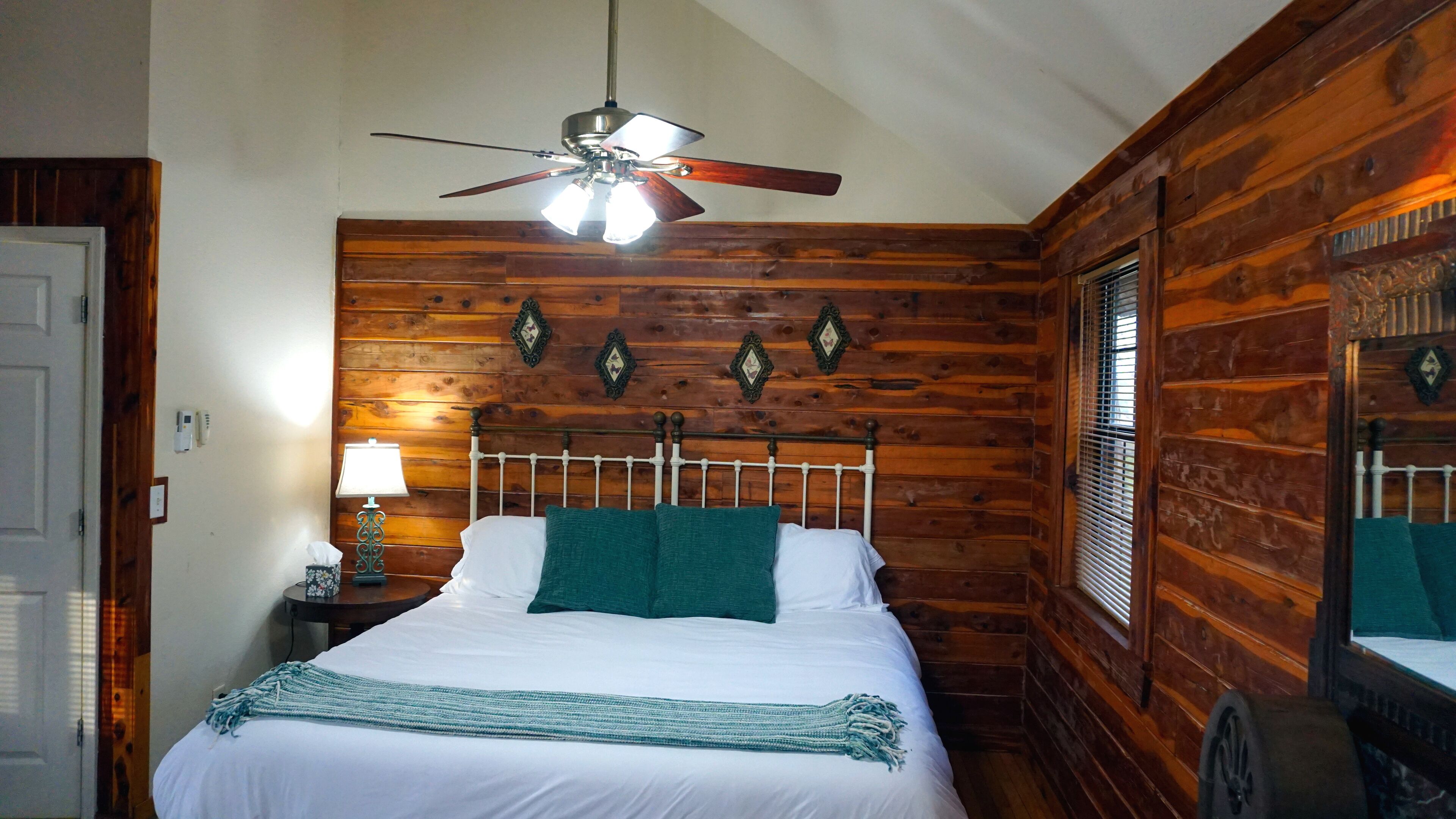 Iron/ironing board, WiFi (free), bed sheets