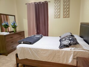 2 bedrooms, desk, iron/ironing board, travel cot - Town home in a gated community!!Spacious 1100sqft (Edinburg)