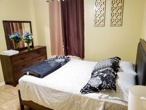 2 makuuhuonetta, työpöytä, silitysrauta/-lauta, vauvan matkasänky