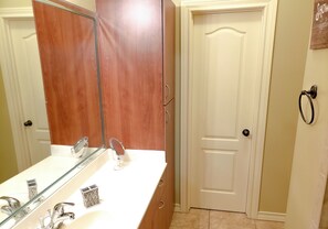 Bathtub, hair dryer, towels, soap - Town home in a gated community!!Spacious 1100sqft (Edinburg)