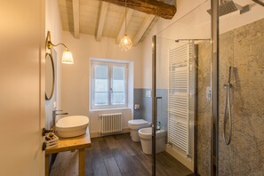 Douche, sèche-cheveux, serviettes fournies