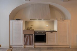 ثلاجة، فرن، موقد طهي مسطح، غسالة أطباق