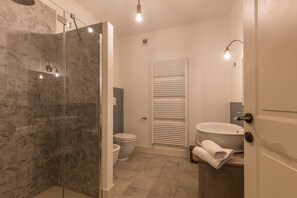 Shower, hair dryer, towels - Charming Holiday Apartment "Oleandro" with Wi-Fi, Shared Garden & Pool (Desenzano)