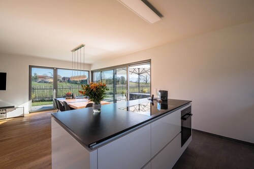 Luxuriöses Design Ferienhaus mit Bergblick, Kamin und Garten