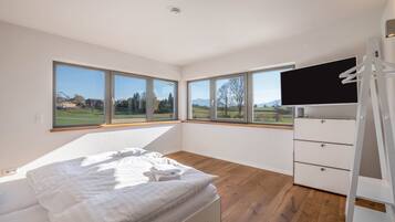 4 bedrooms, iron/ironing board, free WiFi, bed sheets