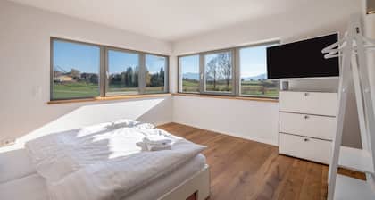 Maison de vacances luxueuse et design avec vue sur la montagne, cheminée et jardin
