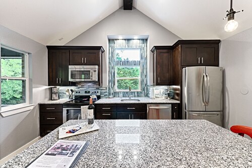 HUMMINGBIRD HIDEAWAY - Your Home Away From Home!