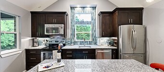 HUMMINGBIRD HIDEAWAY - Your Home Away From Home!