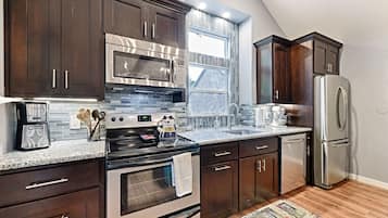 Réfrigérateur, micro-ondes, four, plaque de cuisson