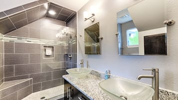 Douche, sèche-cheveux, serviettes fournies, savon
