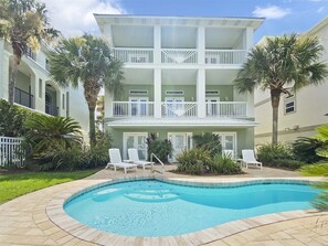 Utendørsbasseng og et oppvarmet basseng