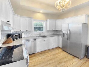 Geladeira, micro-ondas, fogão, cooktop