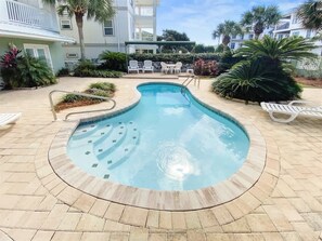 حمّام سباحة خارجي، حمّام سباحة مُدفَّأ