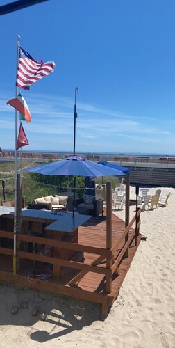 Cheeseburgers in Paradise