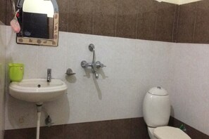 Habitación Deluxe | Baño | Regadera, amenidades de baño gratuitas, toallas
