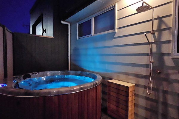 Outdoor Hot Tub for 6 people with hot and cold shower