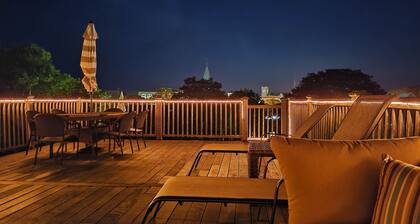 Beautiful, Cozy Condo with large private deck!