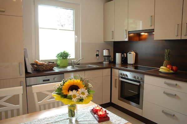 Køleskab, ovn, kogeplade, opvaskemaskine