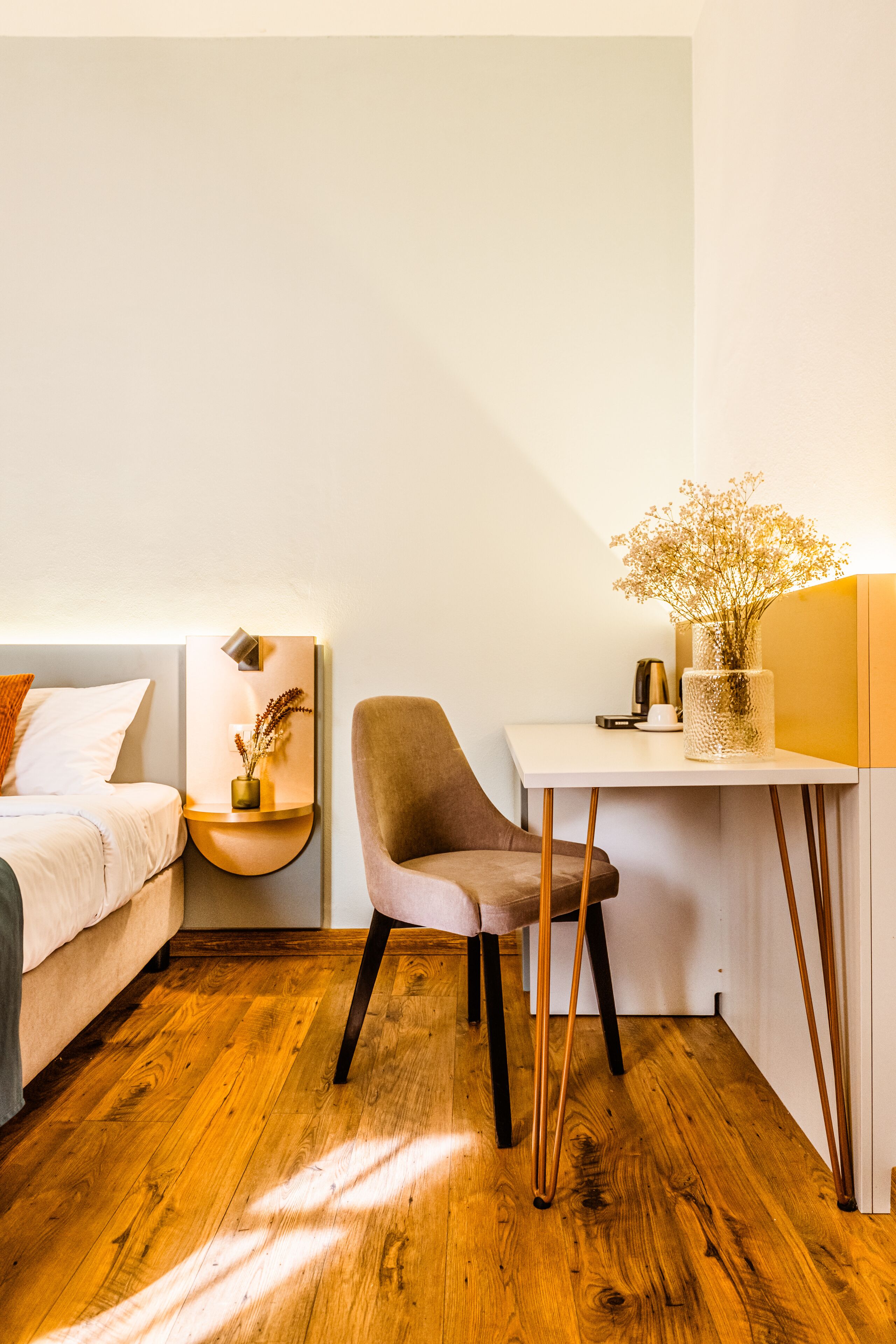 Un dormitorio moderno con cama, escritorio y silla.
