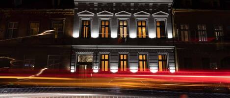 Fassade der Unterkunft – Abend/Nacht