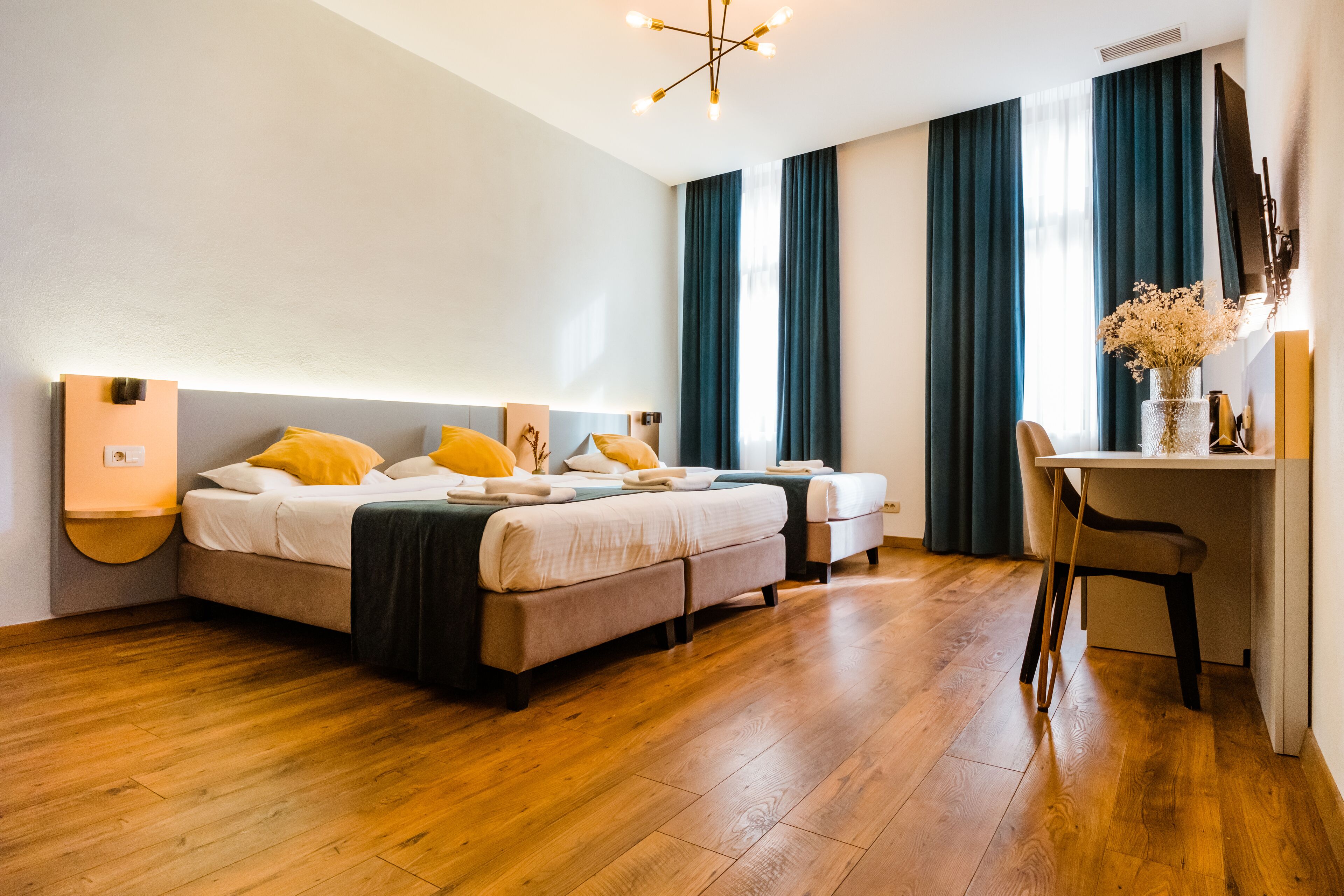 Chambre Triple Économique | Literie de qualité supérieure, matelas mémoire de forme, minibar