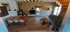 Televisión, chimenea, tenis de mesa y libros 