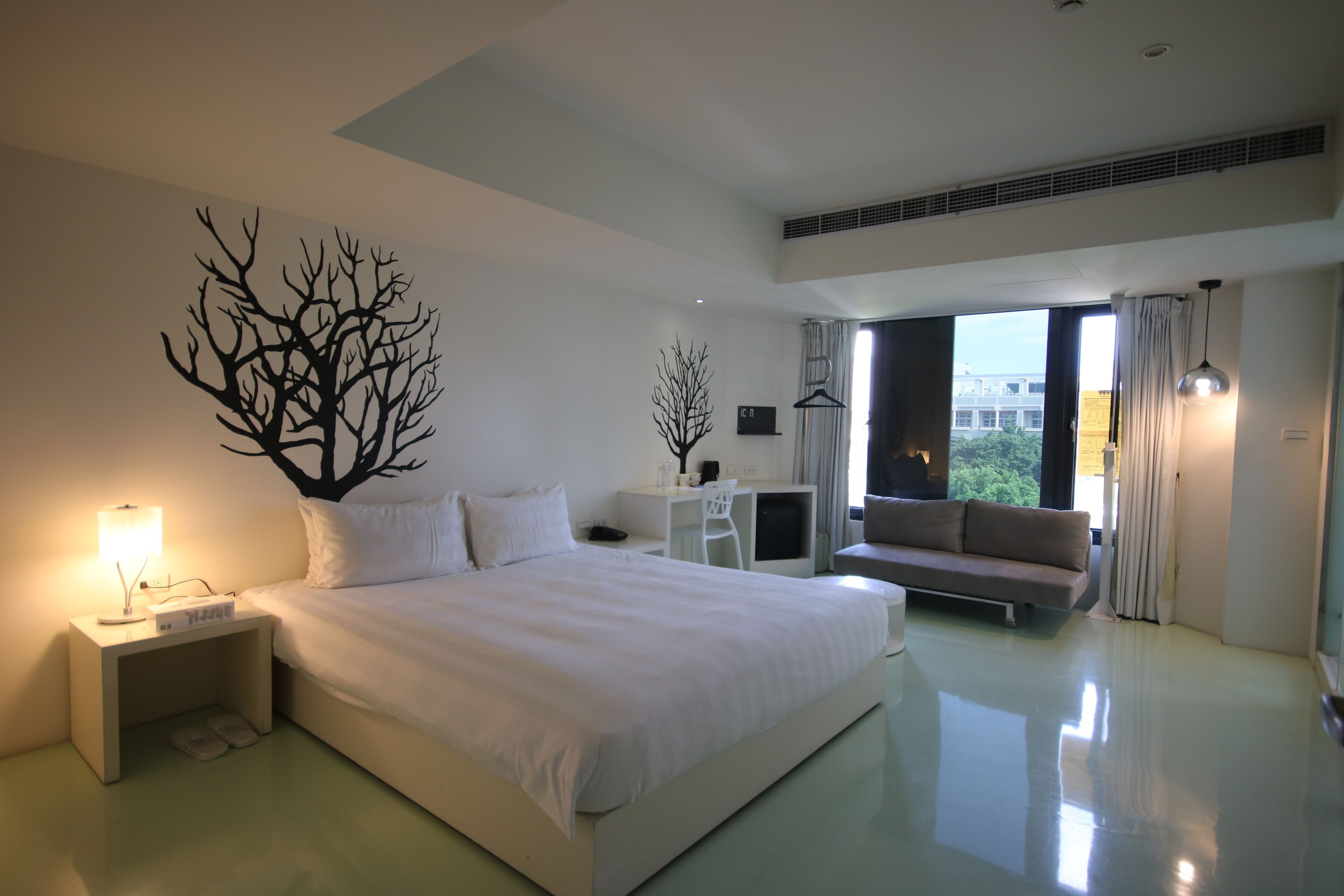 desk, free wifi, bed sheets