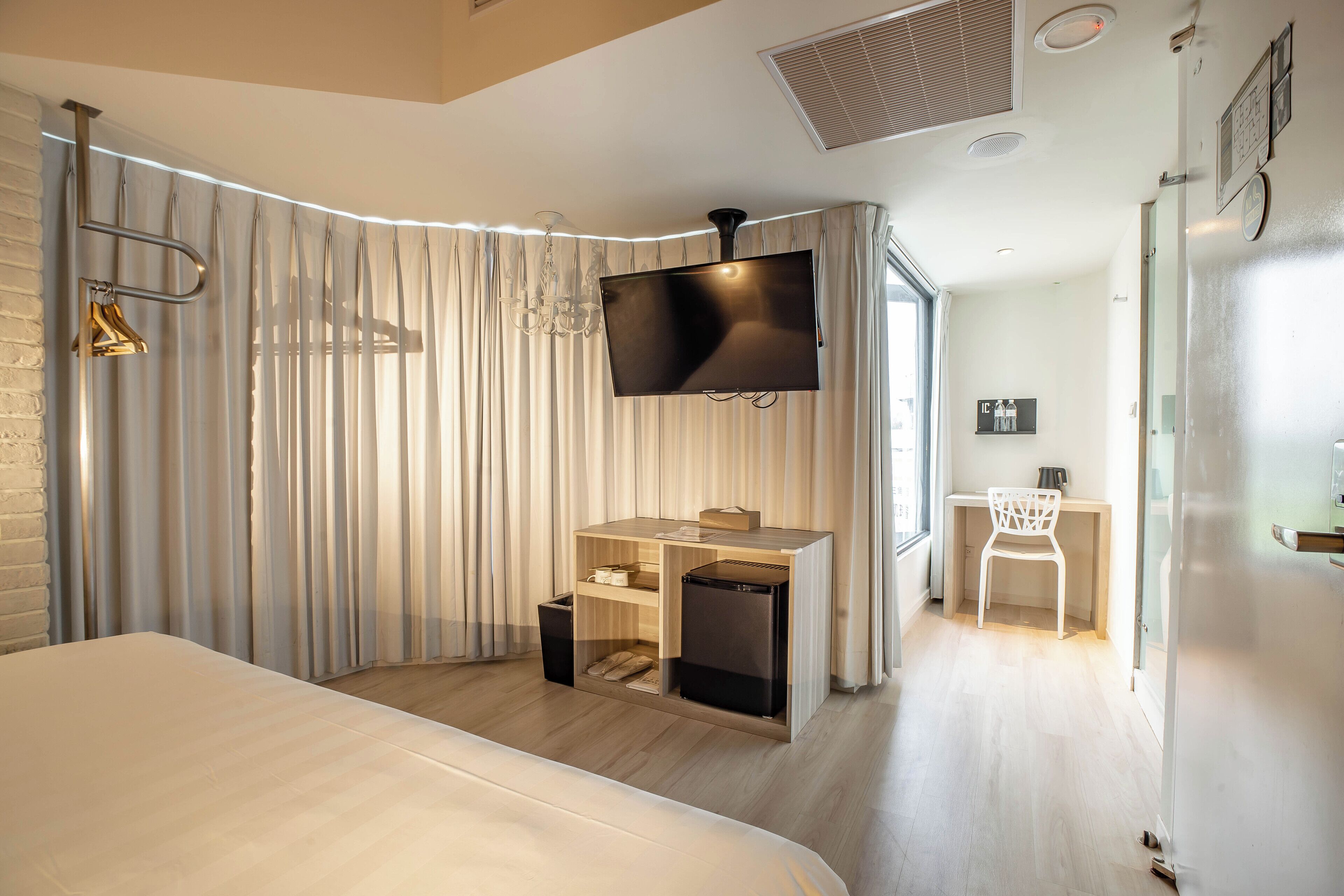 elegant double room | desk, free wifi, bed sheets