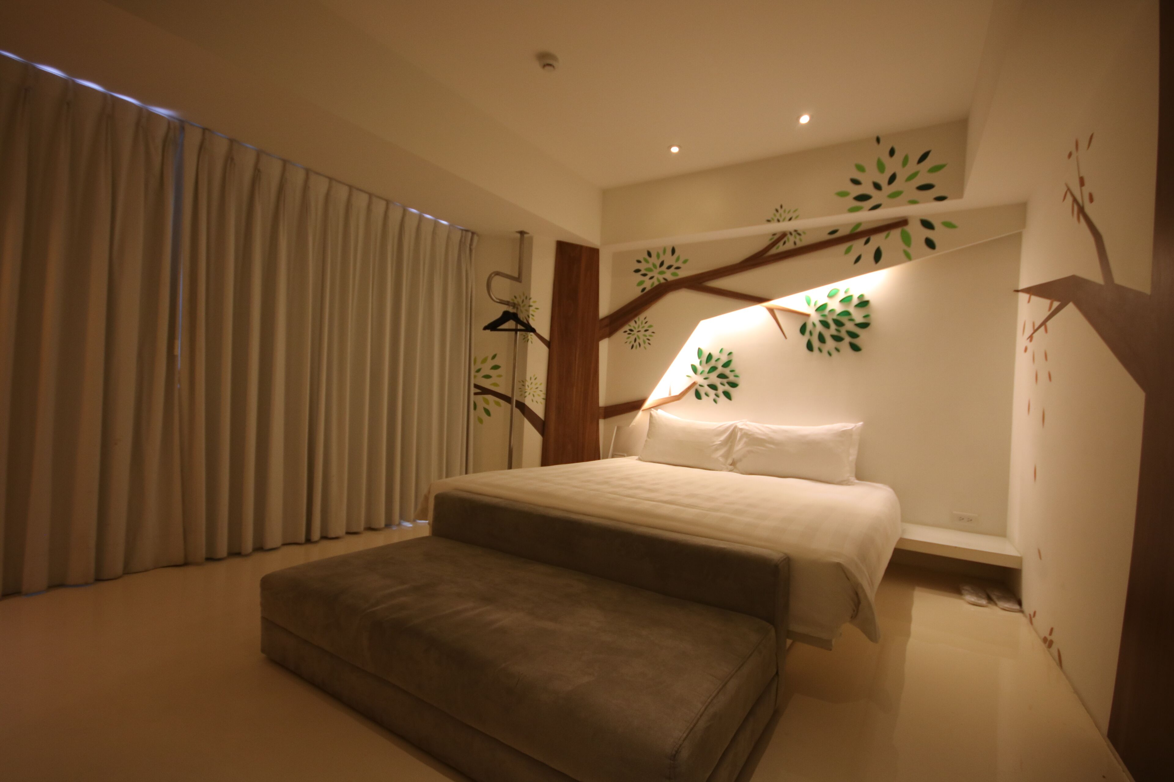 desk, free wifi, bed sheets