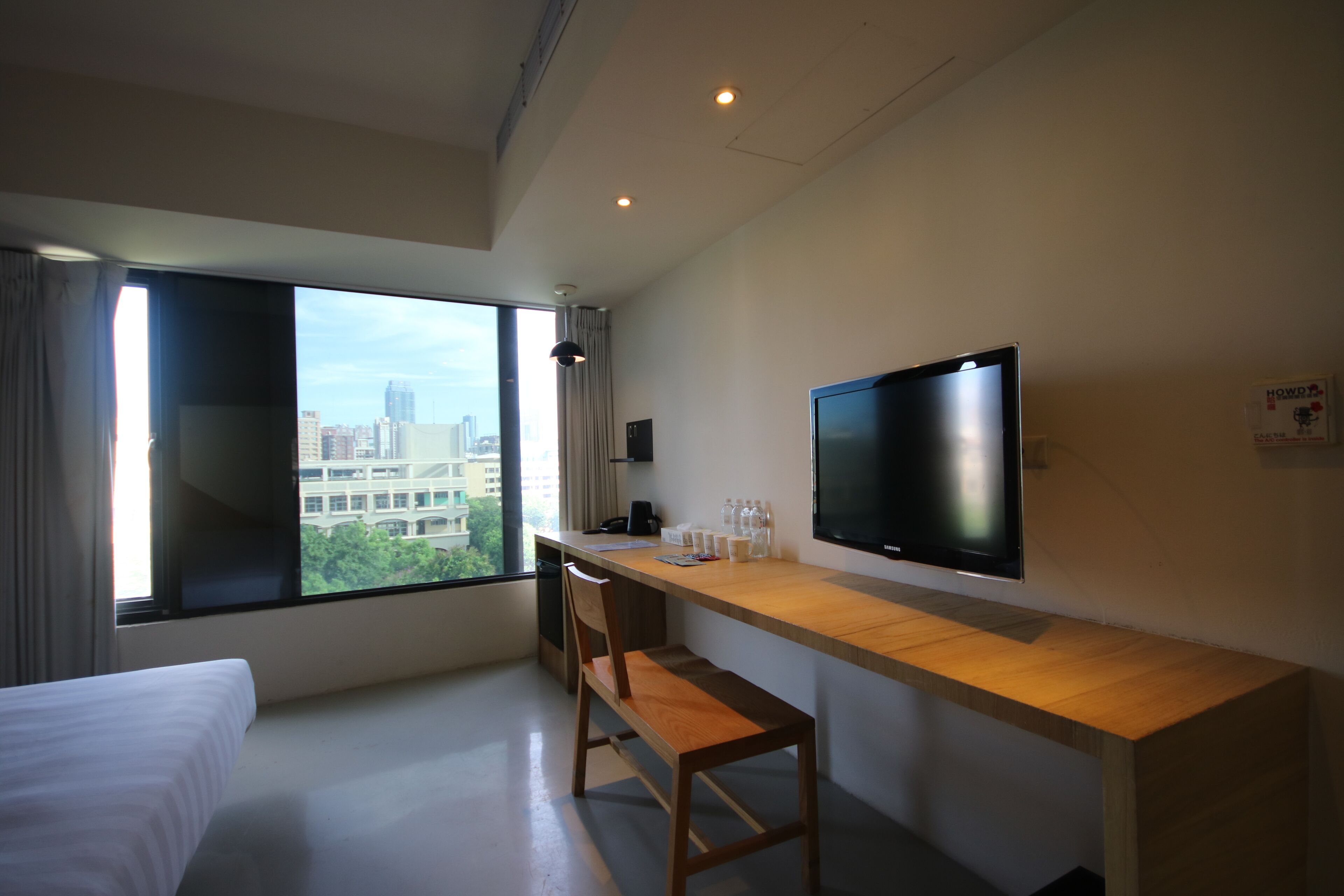 desk, free wifi, bed sheets