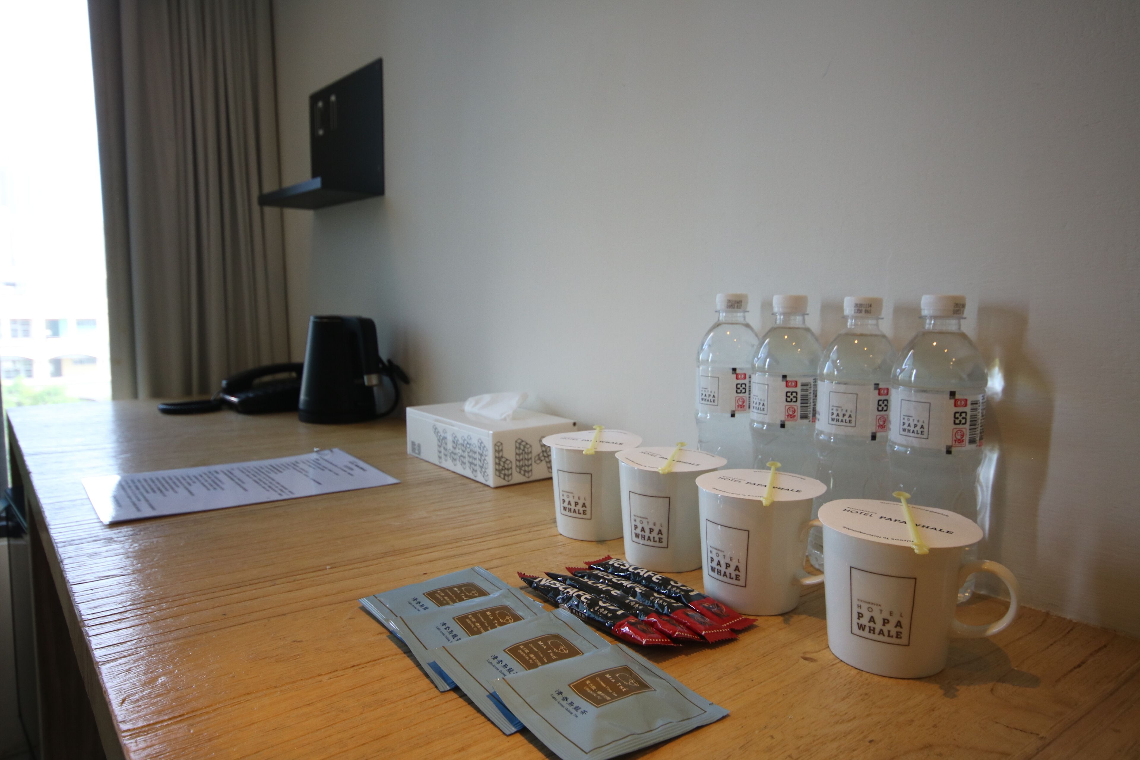 desk, free wifi, bed sheets