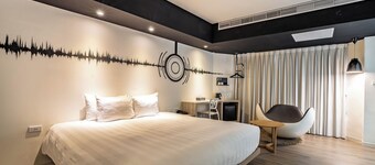 Papa Whale - Kaohsiung Formosa Boulevard