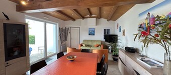 Casa acogedora cerca de playa y puerto, 3 habitaciones, terraza, WIFI, ¡y mascotas bienvenidas!