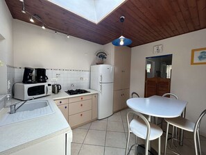 Kühlschrank, Mikrowelle, Herdplatte, Geschirrspüler