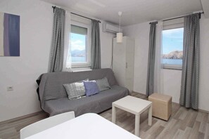 TV - Holiday apartment with air conditioning and Internet (Baška)