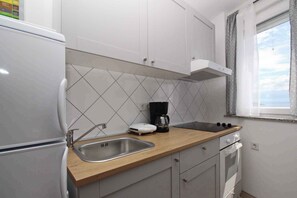 Fridge, oven, stovetop, coffee/tea maker - Holiday apartment with air conditioning and Internet (Baška)