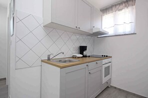 Réfrigérateur, four, plaque de cuisson, cafetière/bouilloire