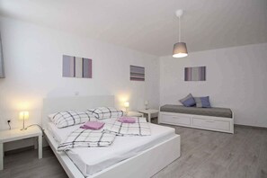 1 bedroom, WiFi - Holiday apartment with air conditioning and internet, near the sea (Baška)