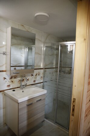 Bungalow | Kamar mandi | Shower, pengering rambut, handuk, dan sabun