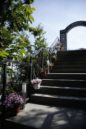 Vista frontal de la propiedad