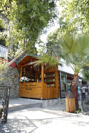 A wooden kiosk with a sign reading "Kasa" and "Selas Pernikod". - Kazdagları Saglikli Yasam Tatil Koyu (Edremit)