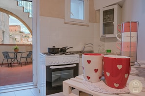 Réfrigérateur, four, plaque de cuisson, cafetiÚre/bouilloire